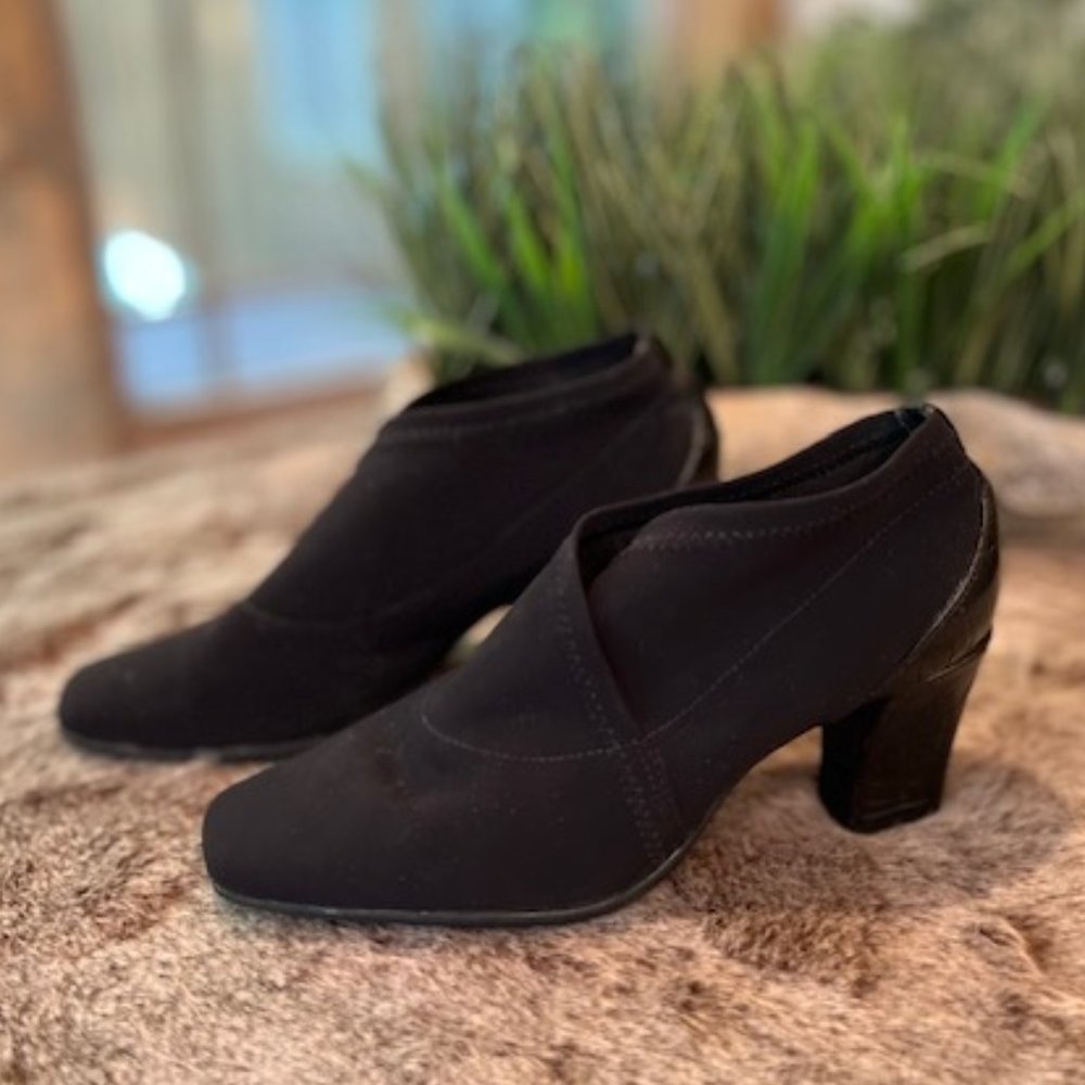Donald J Pliner Black Block Heel Booties, size 7